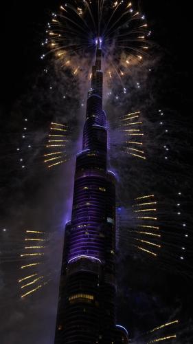 Private Room in Luxurious 3BR Apartment with BURJ KHALIFA view in Downtown near Dubai Mall, Dubái