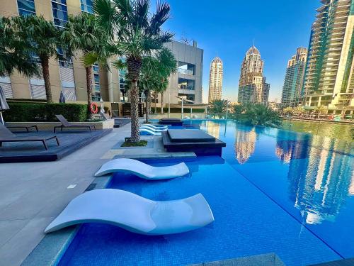 Modern 2-BR Apartment with Stunning Marina Views - image 13