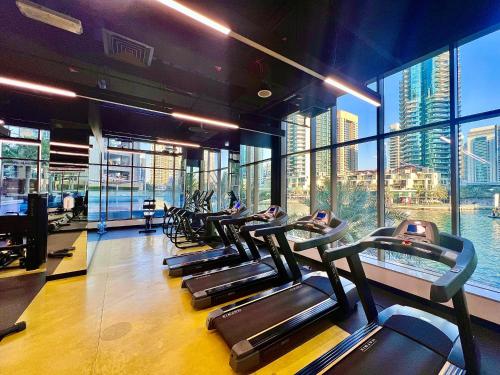 Modern 2-BR Apartment with Stunning Marina Views - image 14