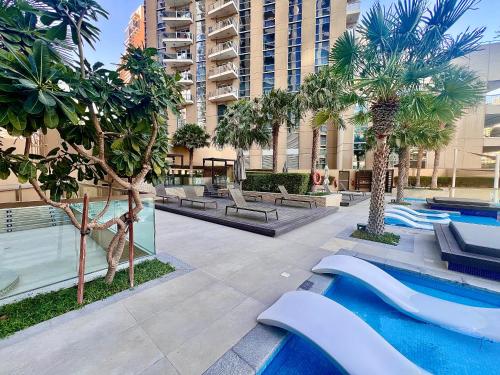 Modern 2-BR Apartment with Stunning Marina Views - image 12
