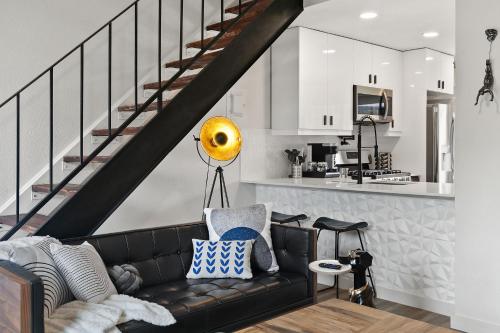 Contemporary Couples Getaway Near Austin Favorites - Loft 21 in Austin, USA