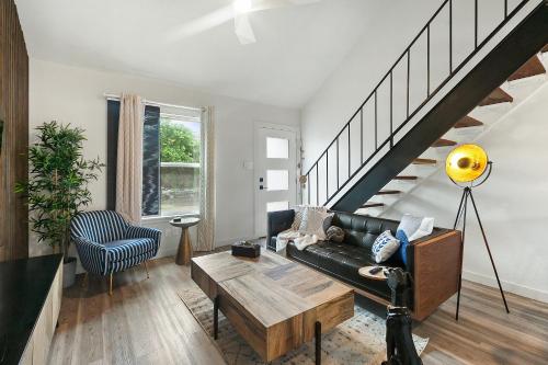 Contemporary Couples Getaway Near Austin Favorites - Loft 21 in Austin, USA