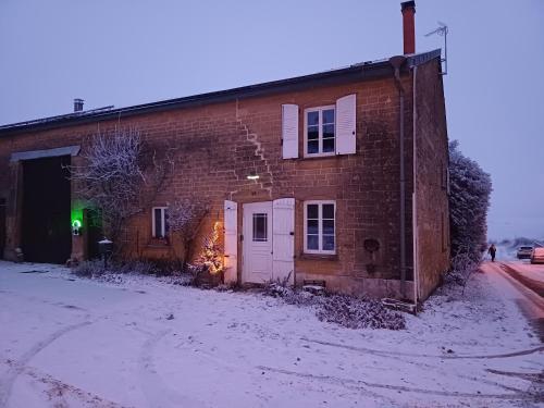 Le nid des Hirondelles avec borne de recharge in Balaives-et-Butz