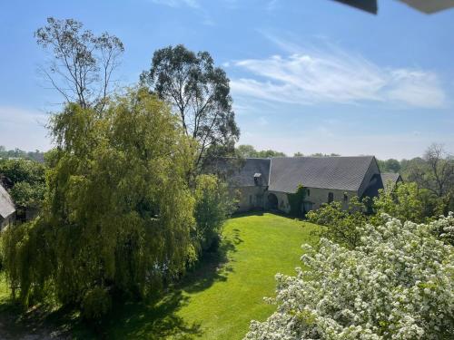 Le Manoir des Doyens Loft - Sleeps 8 - D-Day Museum on-site - Ten Minute Walk to Commonwealth Cemetery! 5