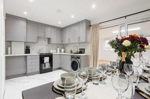 Modern 5-Bedroom Near Heathrow Airport | Sleeps 10 