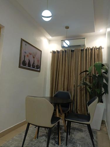 Cozy 2 Bedroom Apartment – khách sạn tại Ikosi Ketu