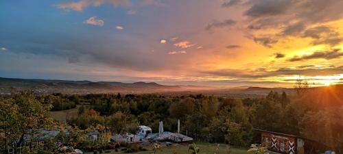 Iekārtas, Langaland Glamping unități de cazare în natură cu mic dejun și cină incluse (Langaland Glamping unitati de cazare in natura cu mic dejun si cina incluse) in Susenii Bârgăului