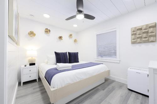 Siesta Key Beach Resort and Suites Tiki & Pool - image 4