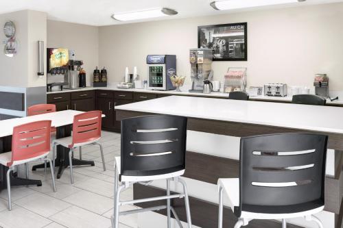 Restaurant, Super 8 By Wyndham Bedford Dfw Airport West in Bedford