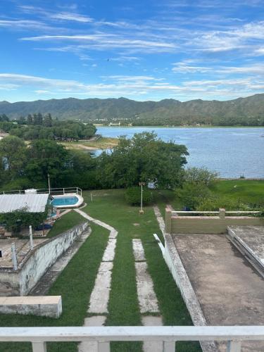 Casa con bajada al lago San Roque