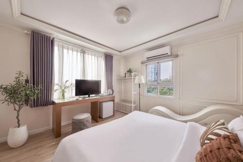 Quy Hung Hotel Central Room Type - Superior Queen Room