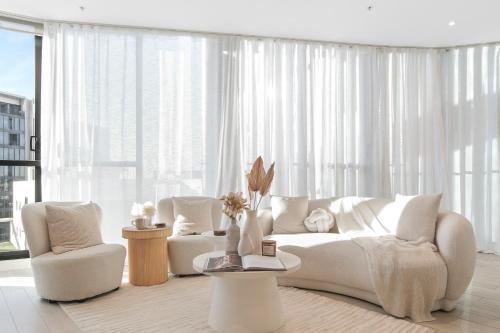 Bouclé Haven Two Bedroom Apartment with Sunset Skyline Views and Parking – khách sạn tại Công viên Olympic Sydney