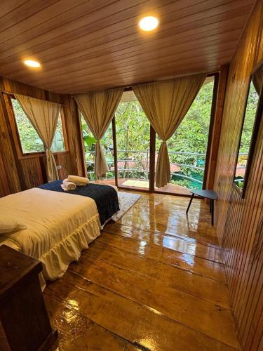 Mindo GlamBird Glamping & Lodge