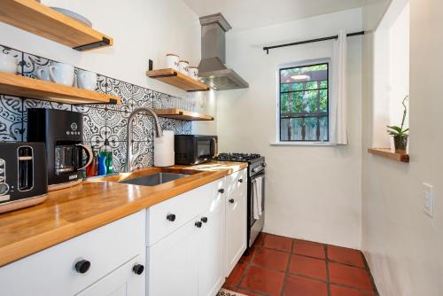 Casa Blanca Suite A1 - New, Private, Cozy! in Montecito, USA
