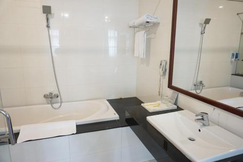 room detail thumbnail 2