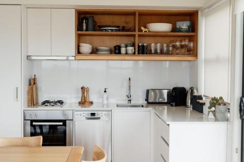 10кв.м 2, 1 баня Къща в Скамандър (Moonbird Beach Shack ~ Ocean Escape) in Beaumaris