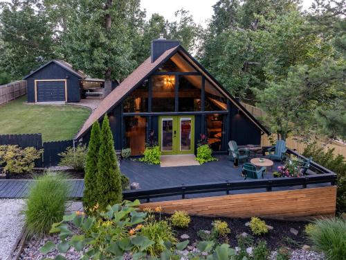 Modern A Frame Cottage in Prairie Creek (AR)