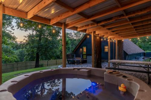 Karstais baseins, Modern A Frame Cottage in Prairie Creek (AR)