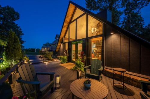 Modern A Frame Cottage in Prairie Creek (AR)
