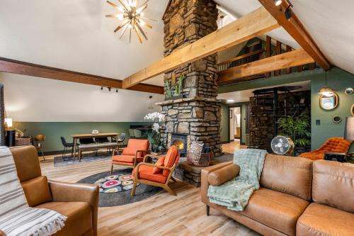 Modern A Frame Cottage in Prairie Creek (AR)
