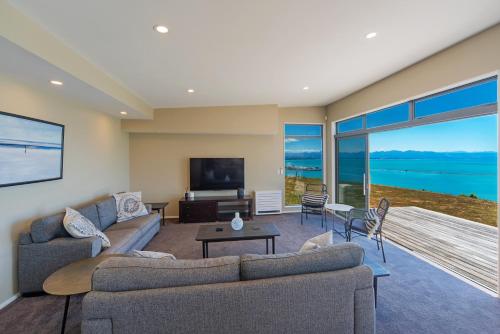 Seawatch - Spa Pool & Panoramic Ocean Views in Atawhai