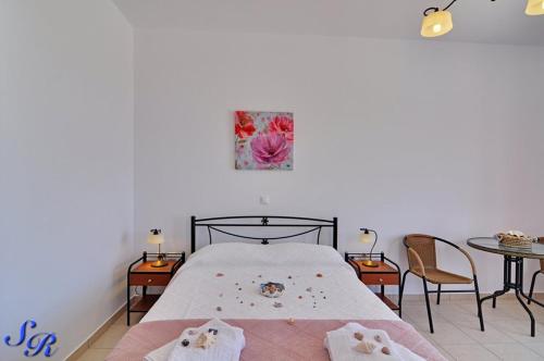 Sarakiniko Rooms - image 12