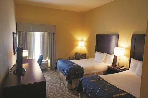 La Quinta Inn & Suites by Wyndham Hammond - image 9
