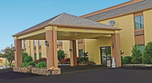 入口, 布盧明頓/諾瑪溫德姆戴斯套房酒店 (Days Inn & Suites by Wyndham Bloomington/Normal IL) in 布盧明頓(IL)