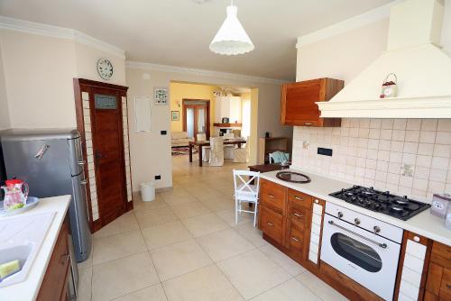 Konyha, Apartment Larin in Trnje