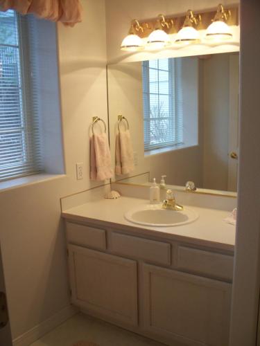 River Cove Elegant Waterfront Bed & Breakfast - 화장실