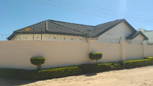 Theos Holiday Home, Family-Friendly Home Near KK Airport — other in Meanwood Ndeke, Near Kki, Lusaka Zambia, 10101