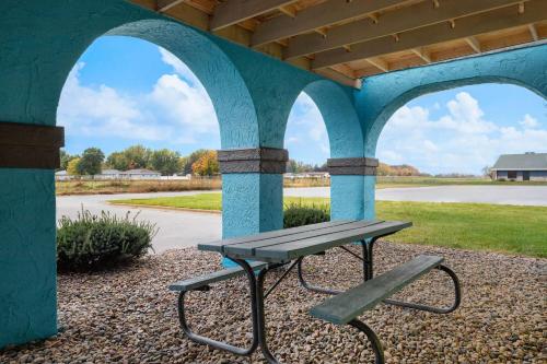 Days Inn by Wyndham Austin - Tap to explore photos