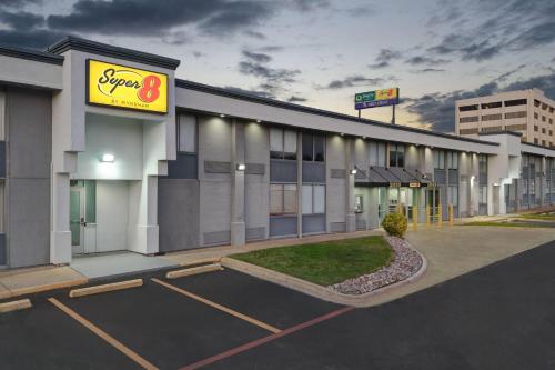Super 8 by Wyndham Fort Worth Entertainment District