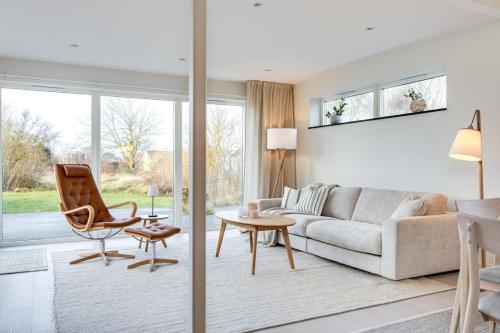 Beautiful Modern Home Near the Beach – khách sạn tại Apelviken