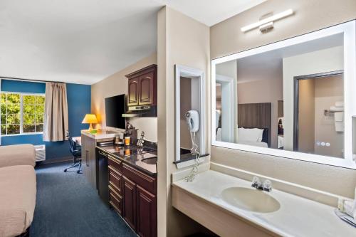 Red Lion Inn & Suites Port Orchard - image 11