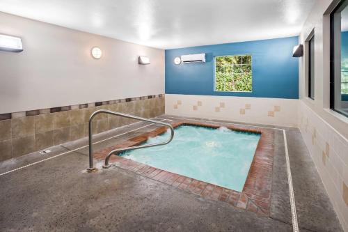 Quality Inn - image 11