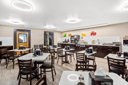 Quality Inn - image 12