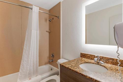 Quality Inn Oceanfront - image 7
