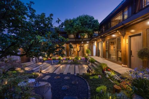 The Panorama Designer Villa & Cafe - Chinese Naxi Style Courtyard - Complimentary Airport Pick-up for 3 Nights & Tailor-Made Tours - image 2