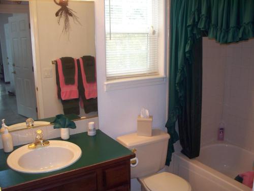 River Cove Elegant Waterfront Bed & Breakfast - 화장실