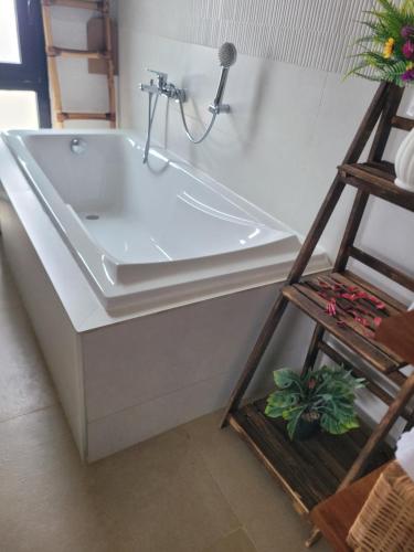 Baño, B&B Klomiabla in San-Pedro