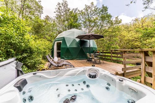 Dôme & jacuzzi et Séjour romantique en Dordogne (Dome & jacuzzi et Sejour romantique en Dordogne) in La Dornac