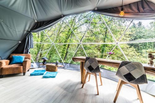Koplietošanas atpūtas telpa ar TV, Dôme & jacuzzi et Séjour romantique en Dordogne (Dome & jacuzzi et Sejour romantique en Dordogne) in La Dornac
