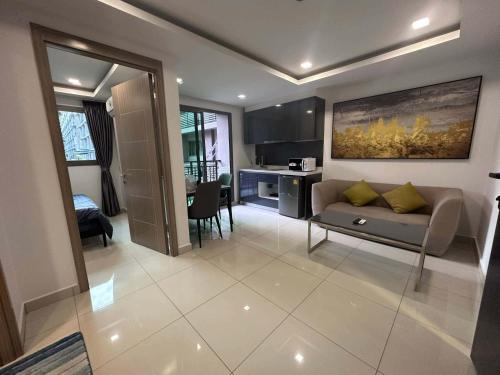 Pattaya Arcadia beach Continental 5-Star Guesthouse suite