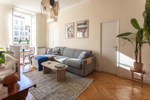 Bright 2-room apartment in the heart of the town, Air conditioning and Balcony