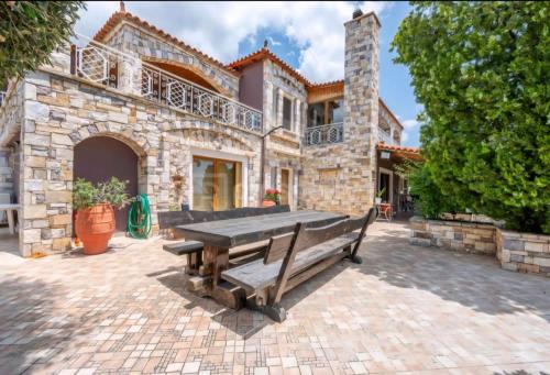 Stone Horizon Villa in Magoula (Eretria)