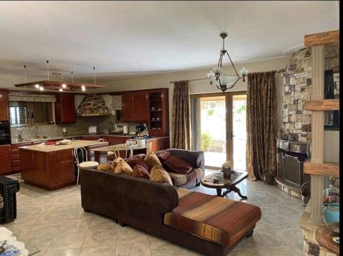 Stone Horizon Villa in Magoula (Eretria)