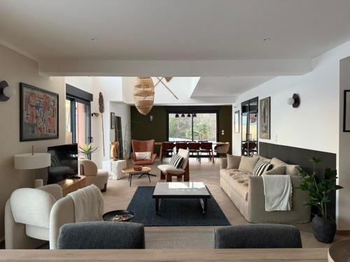 Общ салон/телевизионна зона, Villa familiale 12pers - 5 chambres - Jardin 2000m2 - 20min Honfleur in Fort-Moville