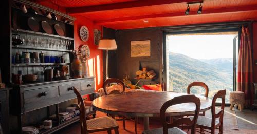 Chalet mountain and dog friendly hot tub in Les Echines Dessous
