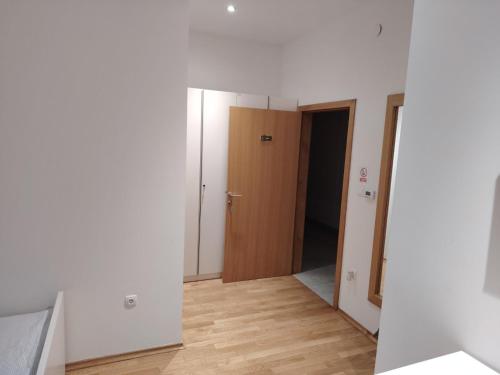 Hostel i Restoran SEQUOIA in Slatina